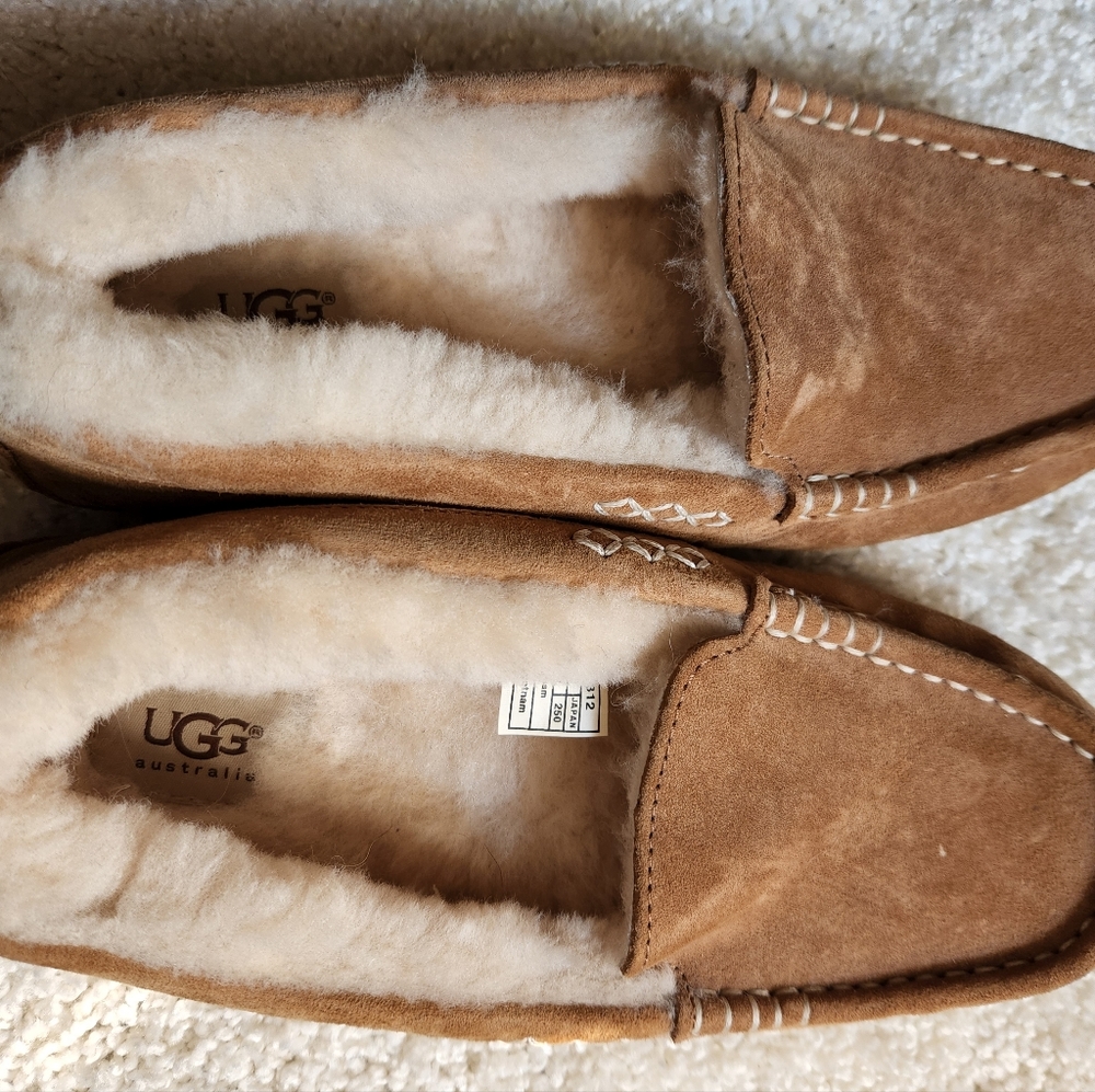 New Woman's Ugg Slippers size 8